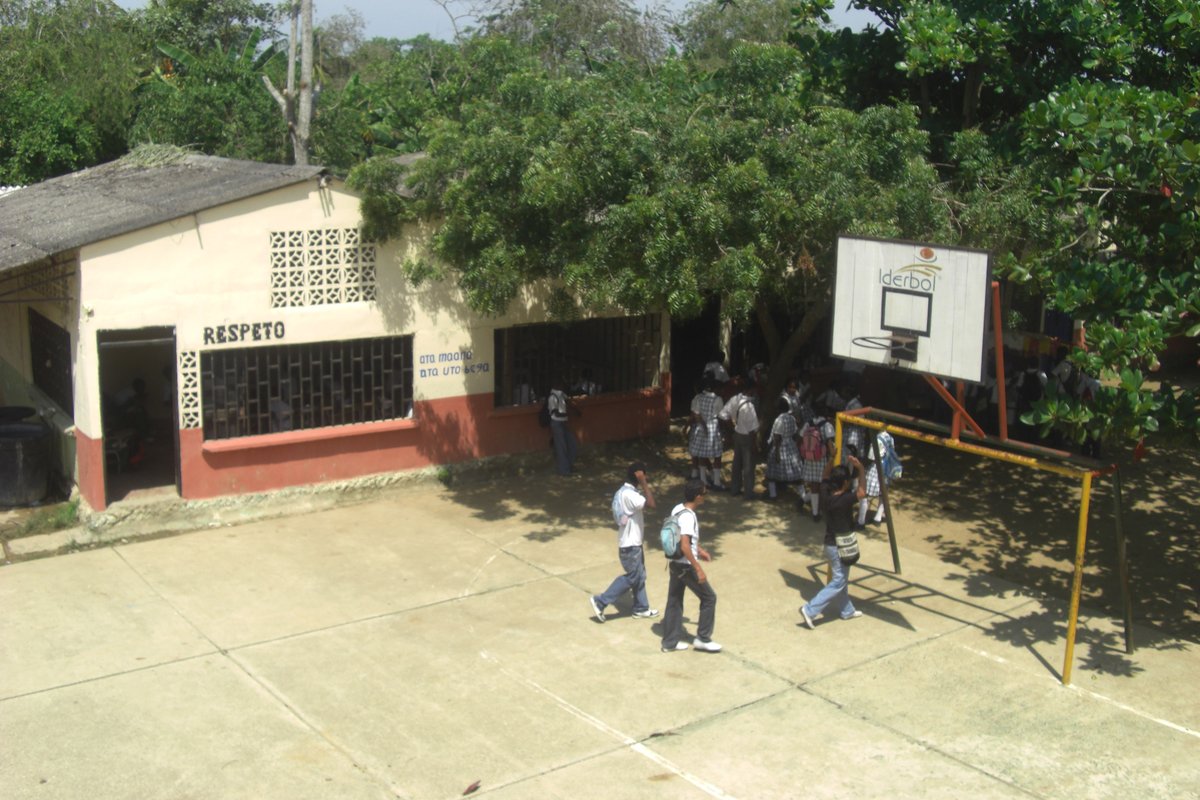 Patio de una escuela en San Basilio de Palenque, 1 de diciembre de 2007. Foto: Kosmel Bonfante / Wikimedia Commons (CC BY 3.0). Recorte 3:2. No es el taller de Memorias transmedia.